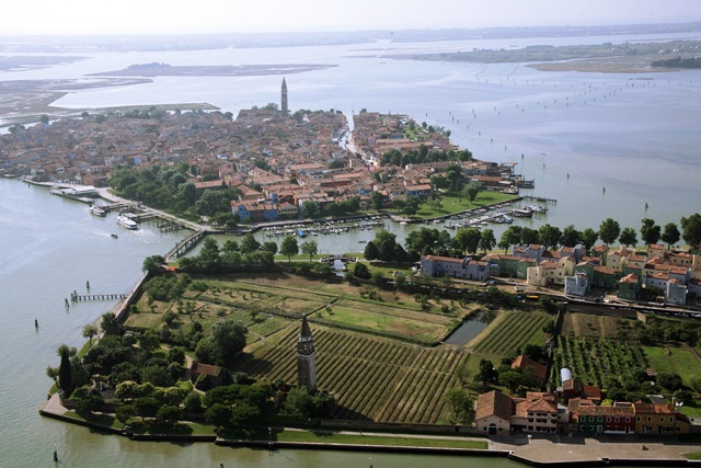 VE Laguna-Isola di Mazzorbo e tenuta Scarpa Velo-Sfondo isola di Burano.